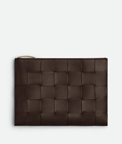 Bottega Veneta Pochette Plate Cassette Moyen Format In Brown