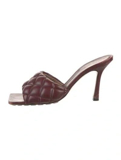 Pre-owned Bottega Veneta Quilted Pattern Leather Slides In Burgundy