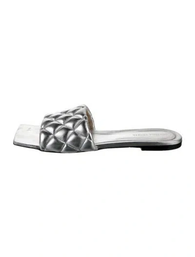 Pre-owned Bottega Veneta Quilted Pattern Leather Slides In Metallic/silver