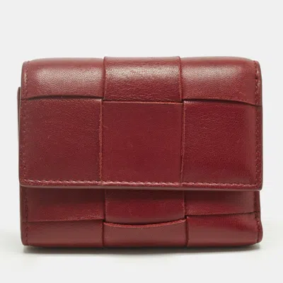 Pre-owned Bottega Veneta Red Maxi Intrecciato Leather Trifold Wallet