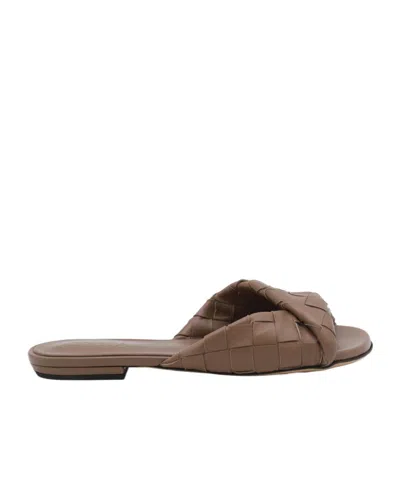 Bottega Veneta Round Head Slippers In Brown