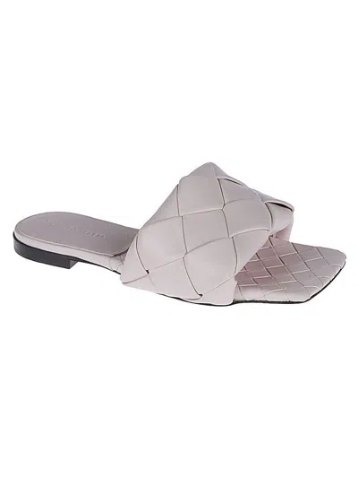 Bottega Veneta Lido Leather Flat Sandals In Powder
