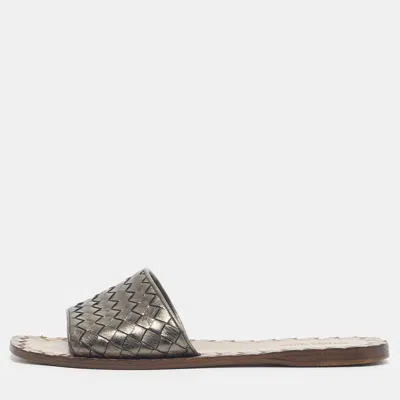 Pre-owned Bottega Veneta Size 37.5 Metallic Grey Intrecciato Leather Flat Slide In Silver