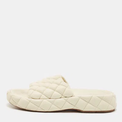 Pre-owned Bottega Veneta Size 39 Cream Quilted Leather Flat Slide In White