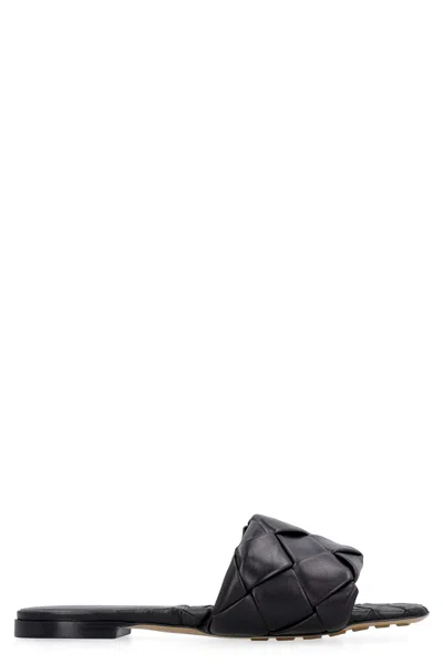 Bottega Veneta The Lido Leather Flat Sandals In Black