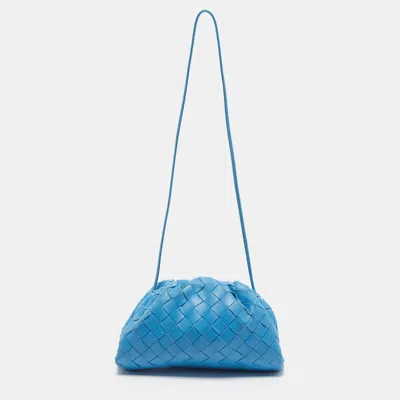 Pre-owned Bottega Veneta The Pouch Mini Blue Intrecciato Leather Bag
