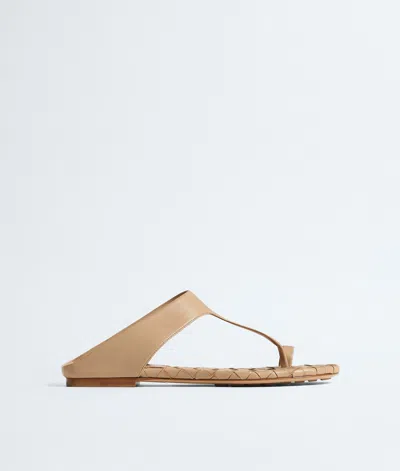 Bottega Veneta Livia Intrecciato Leather Thong Sandals In Neutral
