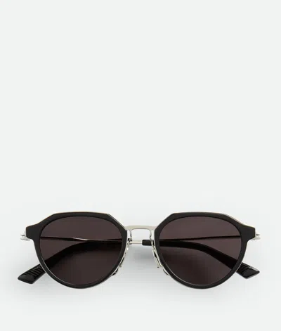Bottega Veneta Ultrathin Panthos Sonnenbrille In Black/grey