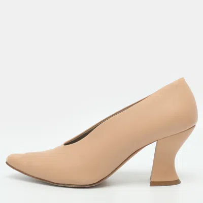 Pre-owned Bottega Veneta Veneta Size 37.5 Black Leather Pointed Toe Pumps In Sand
