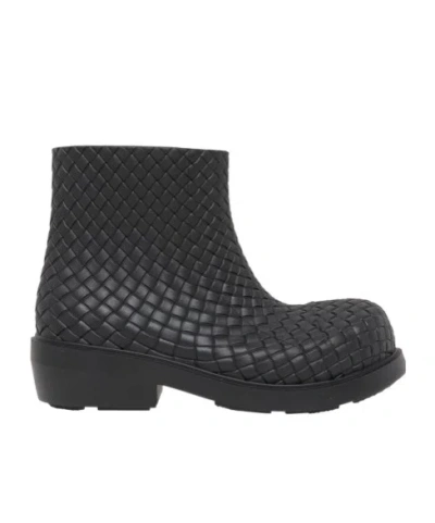 Bottega Veneta Wear A Set Of Short Boots In Black