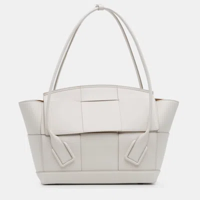 Pre-owned Bottega Veneta White Medium Calfskin Maxi Intrecciato Arco Bag
