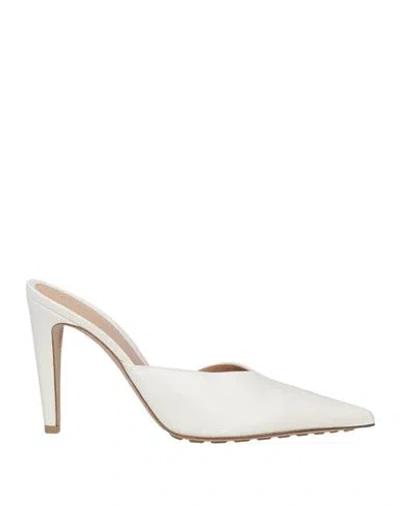 Bottega Veneta Punta Leather Mules In Bianco
