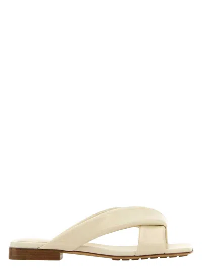 BOTTEGA VENETA WOMEN'S IVORY LEATHER RIVA SLIPPERS SANDAL