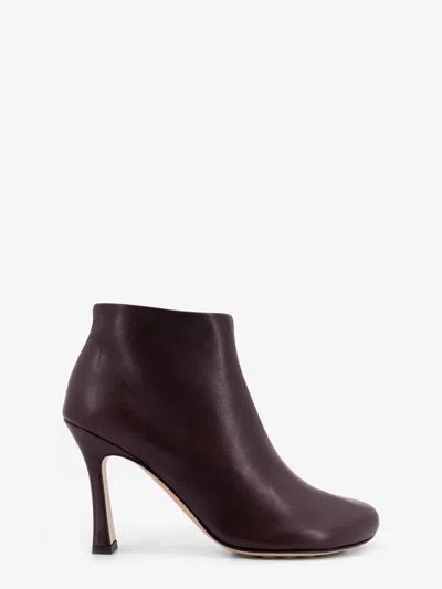 Bottega Veneta Women Lagoon Leather Ankle Boot In Burgundy