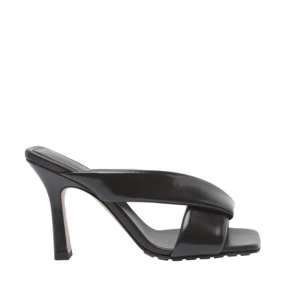 BOTTEGA VENETA BOTTEGA VENETA WOMEN RIVA MULE SANDALS
