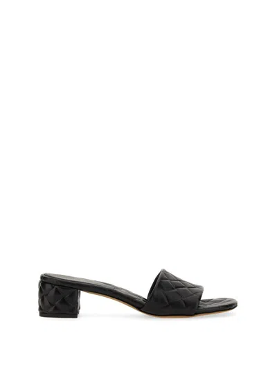 Bottega Veneta Woven Pattern Amy Mule Shoes In Black
