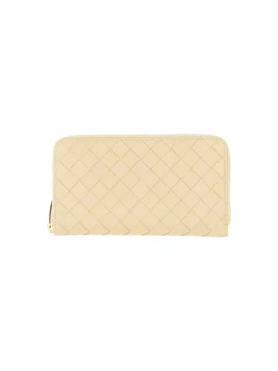 Bottega Veneta Zipped Wallet In Beige