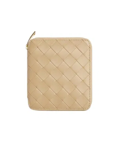 Bottega Veneta Zipper Wallet In Nude