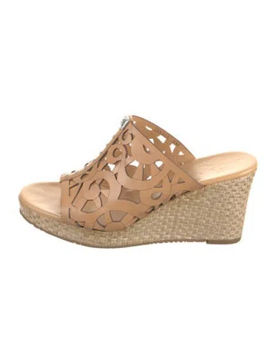 Pre-owned Brighton Leather Sandals In Neutrals