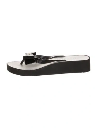 Pre-owned Brighton Rubber Striped Flip Flops In Black