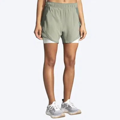 Brooks Chaser 5" 2-in-1 Short In Pebble / Dark Pebble In Gray