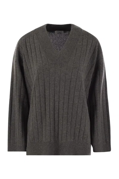BRUNELLO CUCINELLI BRUNELLO CUCINELLI CASHMERE SWEATER WITH V-NECK AND NECKLACE