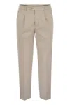 Brunello Cucinelli Garment-dyed Leisure Fit Trousers In American Pima Comfort Cotton With Pleats In Beige