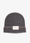 Brunello Cucinelli Logo Patch Ribbed Cashmere Beanie In Gray