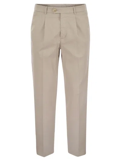 BRUNELLO CUCINELLI BRUNELLO CUCINELLI MEN GARMENT-DYED LEISURE FIT TROUSERS IN AMERICAN PIMA COMFORT COTTON WITH PLEATS