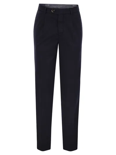 Brunello Cucinelli Men Garment-dyed Leisure Fit Trousers In American Pima Comfort Cotton With Pleats In Blue