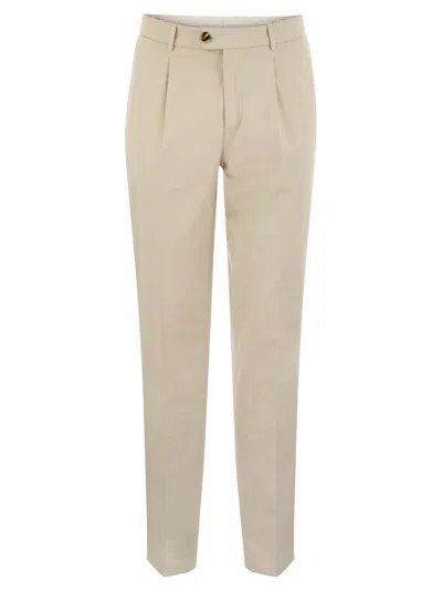 Brunello Cucinelli Men Garment-dyed Leisure Fit Trousers In American Pima Comfort Cotton With Pleats In Cream