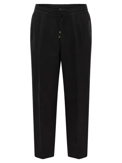 Brunello Cucinelli Men Leisure Fit Trousers In Garment-dyed Linen Gabardine With Drawstring And Doub In Black