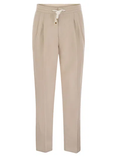 BRUNELLO CUCINELLI BRUNELLO CUCINELLI MEN LEISURE FIT TROUSERS IN LINEN AND COTTON GABARDINE WITH DRAWSTRING AND DOUBLE