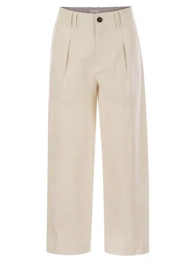 BRUNELLO CUCINELLI PLEATED CHINO TROUSERS IN COTTON CANVAS AND LINEN