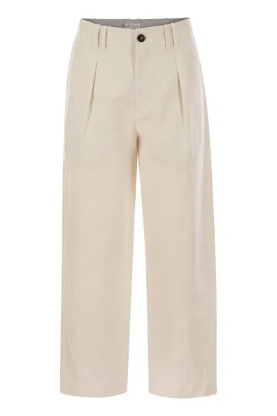 BRUNELLO CUCINELLI BRUNELLO CUCINELLI PLEATED CHINO TROUSERS IN COTTON CANVAS AND LINEN