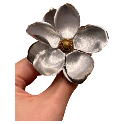 Pre-owned Buccellati Flower Brooch In White And Yellow Gold, Circa 1980s