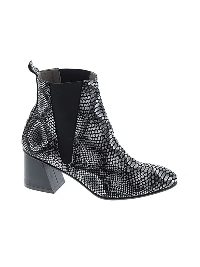 Pre-owned Bueno Boots In Black