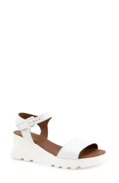 Bueno Giovanna Wedge Sandal In White