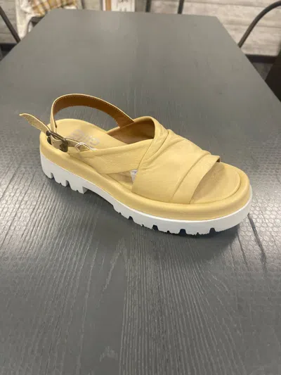 Bueno Jessica Sandals In Yellow
