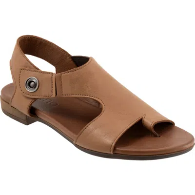 Bueno Tessie Toe Loop Sandal In Walnut
