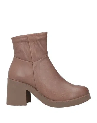Bueno Woman Ankle Boots Light Brown Size 9 Leather
