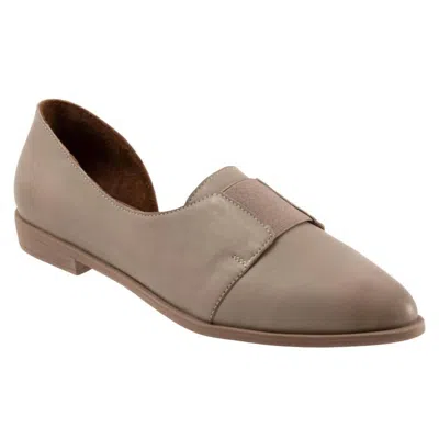 BUENO WOMEN'S BRENDA FLAT SHOES IN GREY