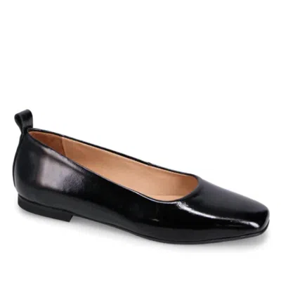 Bueno Women's Elizabeth Flat In Black Panent
