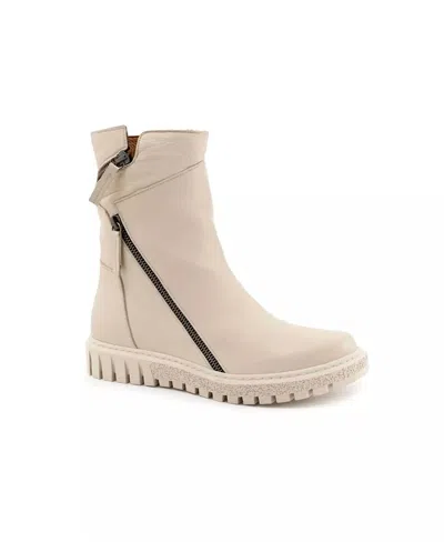 Bueno Women's Sean Boots In White In Neutral