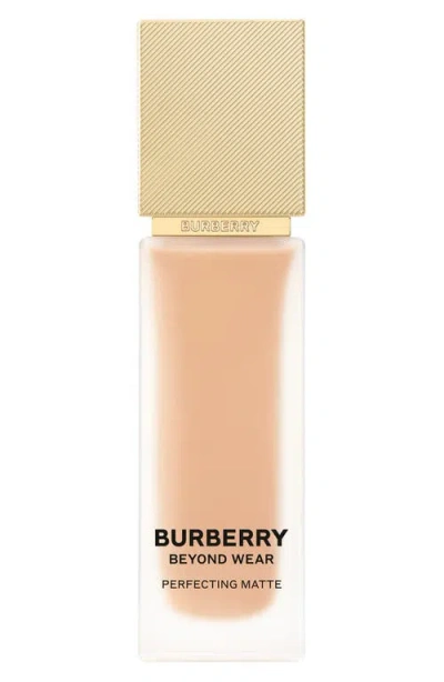Burberry Beyond Wear Perfecting Matte Foundation In 40 Light Warm