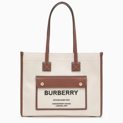 Burberry Ll Sm Pocket Dtl Ll6 Tote Handbag Handbag In Cream