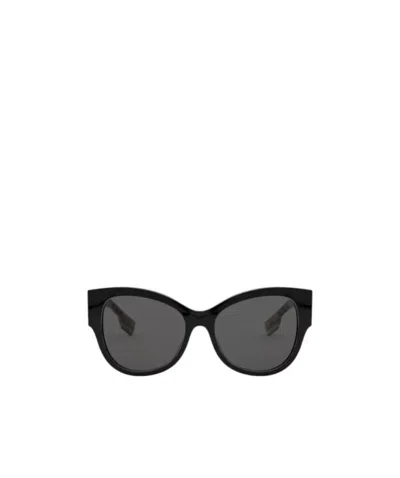 Burberry Logo Sunglasses In Black
