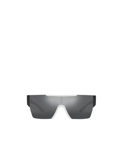 Burberry Logo Sunglasses In Black