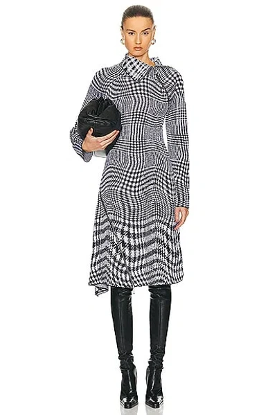 Burberry Degrade Wavy Check Long-sleeve Midi Dress In Monochrome Pattern