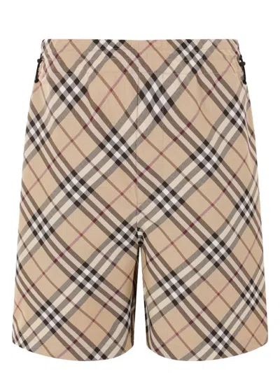 BURBERRY MEN'S SHORTS WITH CHECK PATTERN